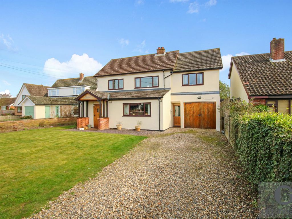4 bed link detached house for sale in Hargham Road, Attleborough NR17