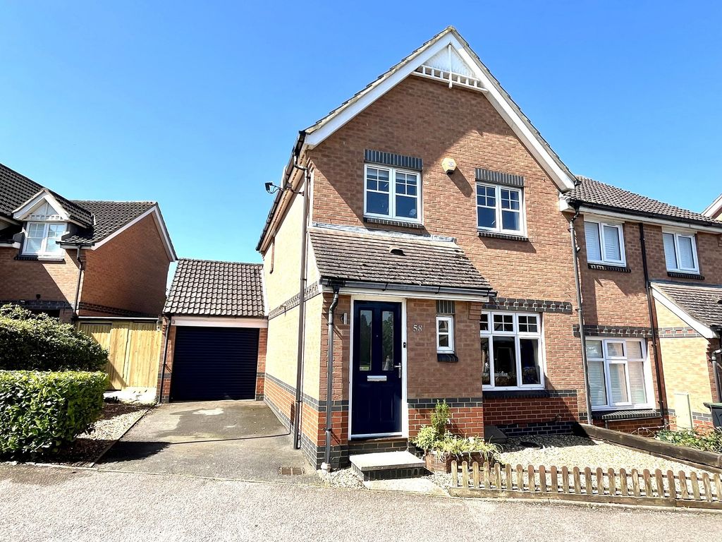 3 bed semidetached house for sale in Merritt Gardens, Chessington