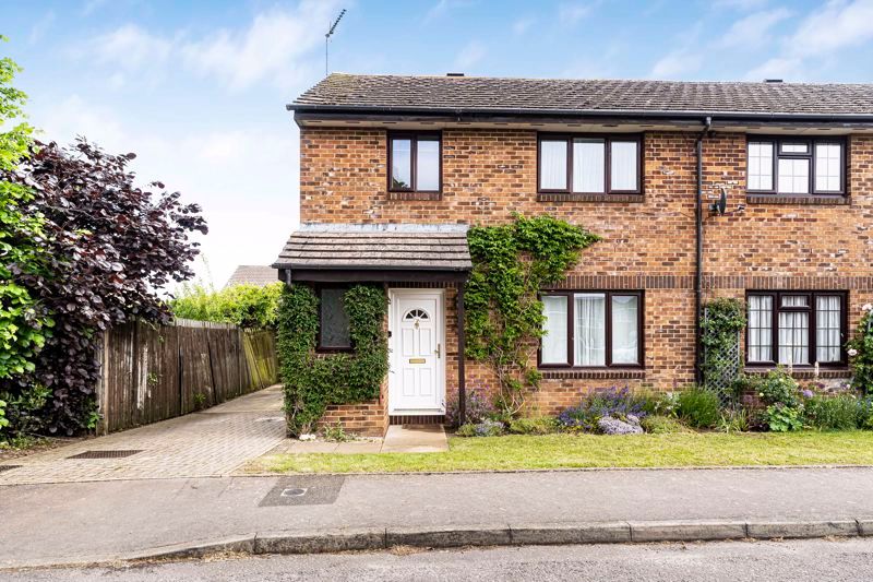 3 bed semidetached house for sale in Thompson Drive, Caversfield