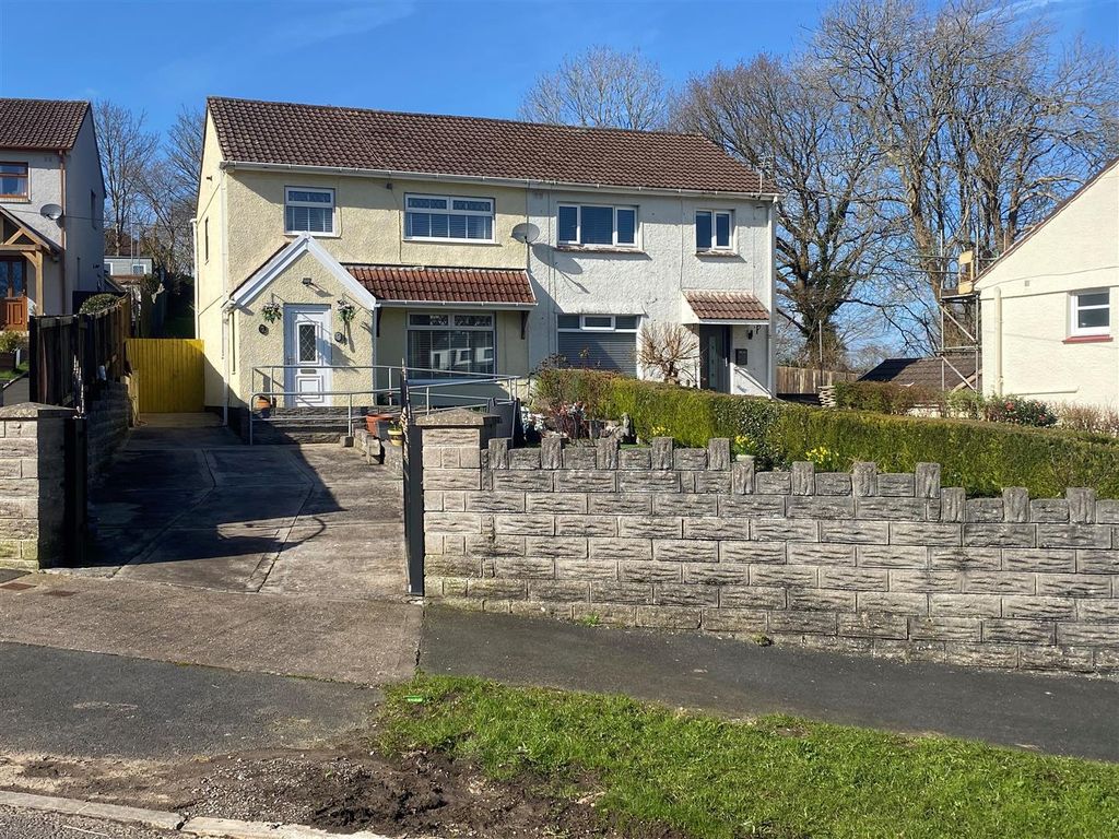 4 bed semidetached house for sale in Parc Hendy Crescent, Penclawdd
