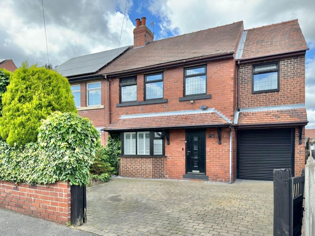 4 bed semidetached house for sale in Loxley Avenue, Wombwell, Barnsley