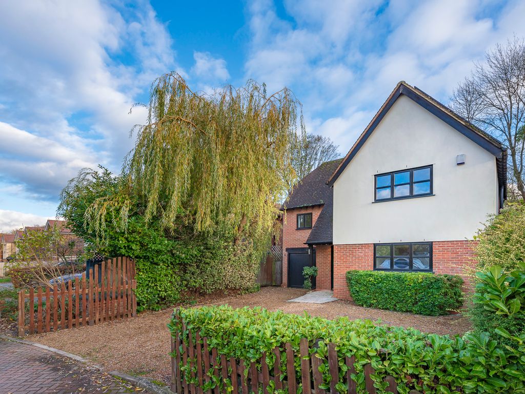 4 bed detached house for sale in Milestone Drive, Purley CR8, £700,000