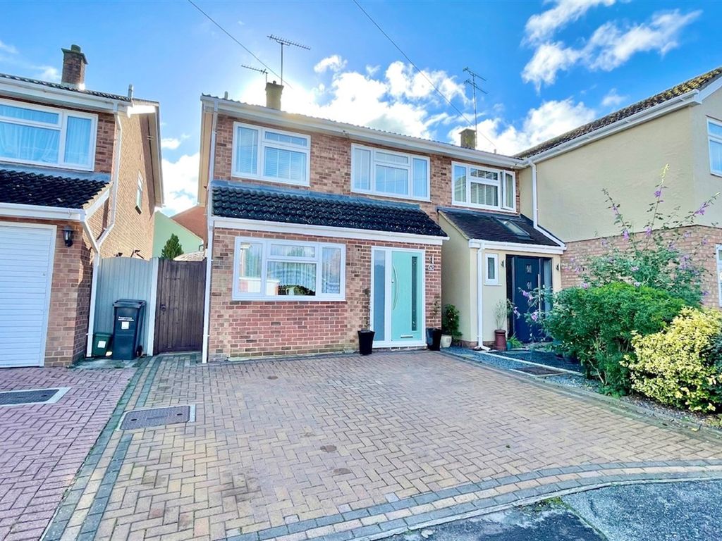 4 bed semidetached house for sale in Wrights Avenue, Cressing