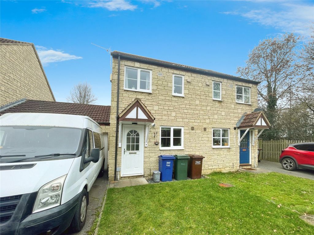 2 bed semidetached house for sale in Redwing Close, Bicester