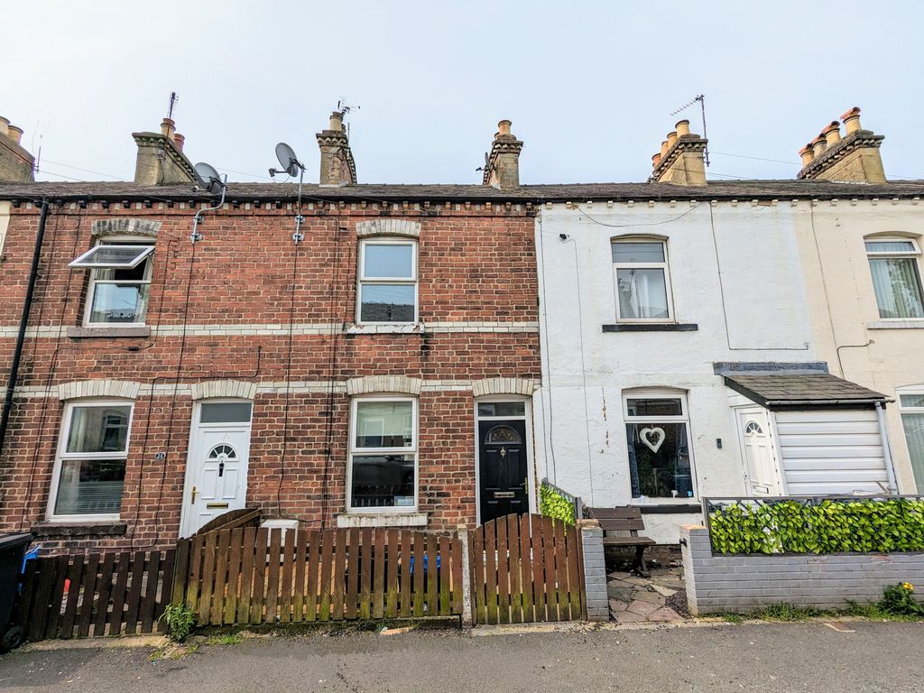 2 bed terraced house to rent in Camwal Terrace, Harrogate HG1, £800 pcm