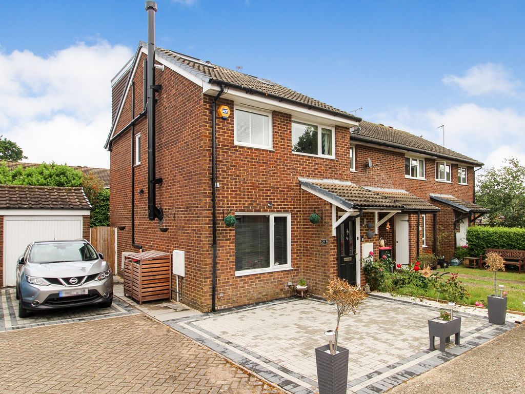 4 bed end terrace house for sale in Horseshoe Close, Crawley, West
