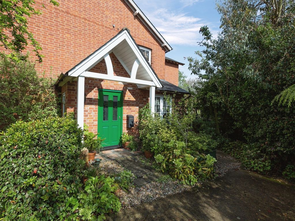 3 bed semidetached house for sale in Romford Road, Pembury, Tunbridge