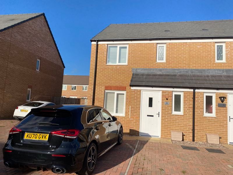 3 bed semidetached house to rent in Graduate Close, Northampton NN2, £