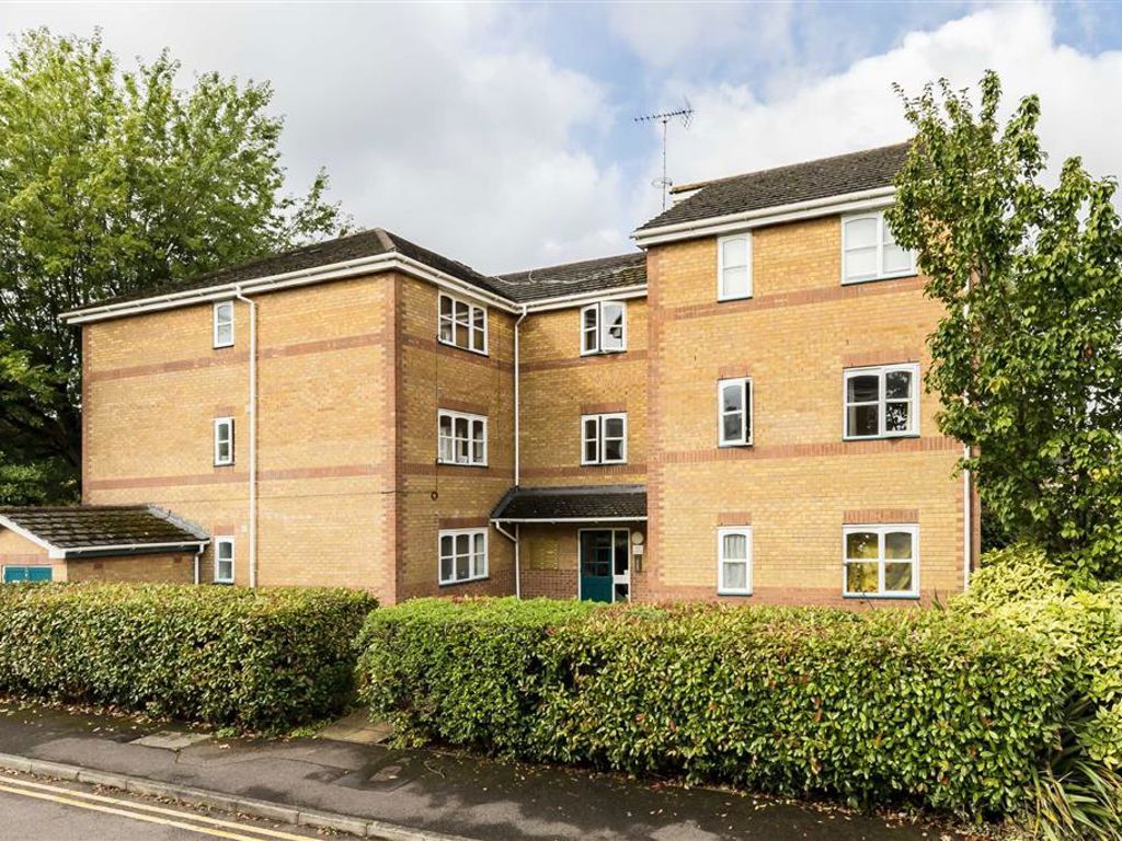 1 bed flat to rent in Upton Close, London NW2, £1,495 pcm Zoopla