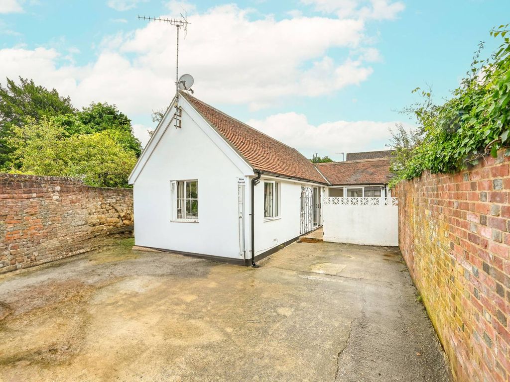 2 bed bungalow for sale in Portsmouth Road, Milford, Godalming GU8, £