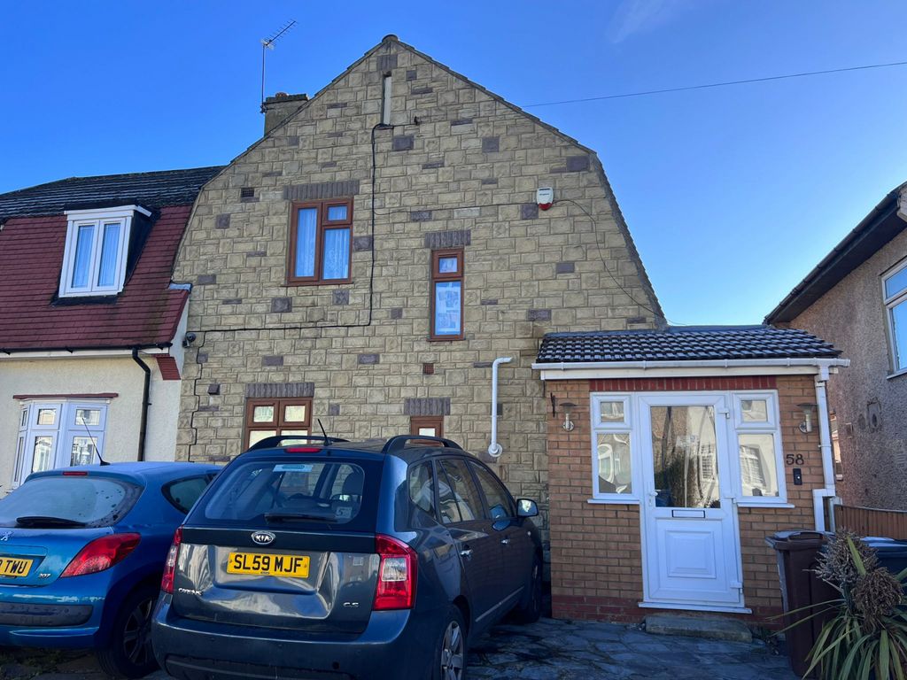 3 bed semidetached house to rent in Gainsborough Road, Dagenham RM8, £