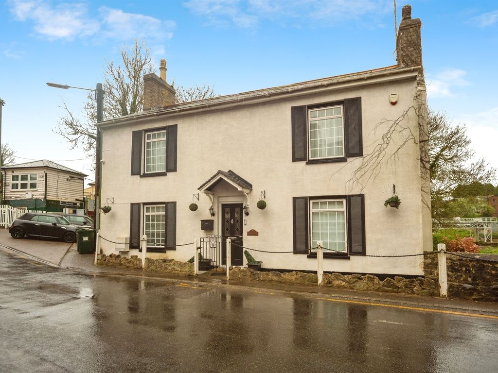 5 bed detached house for sale in Farleigh Bridge, East Farleigh, Maidstone ME16, £650,000 Zoopla