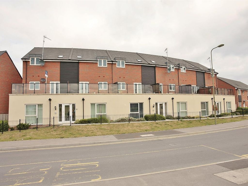 2 bed flat to rent in Elm Park, Didcot OX11, £1,250 pcm Zoopla