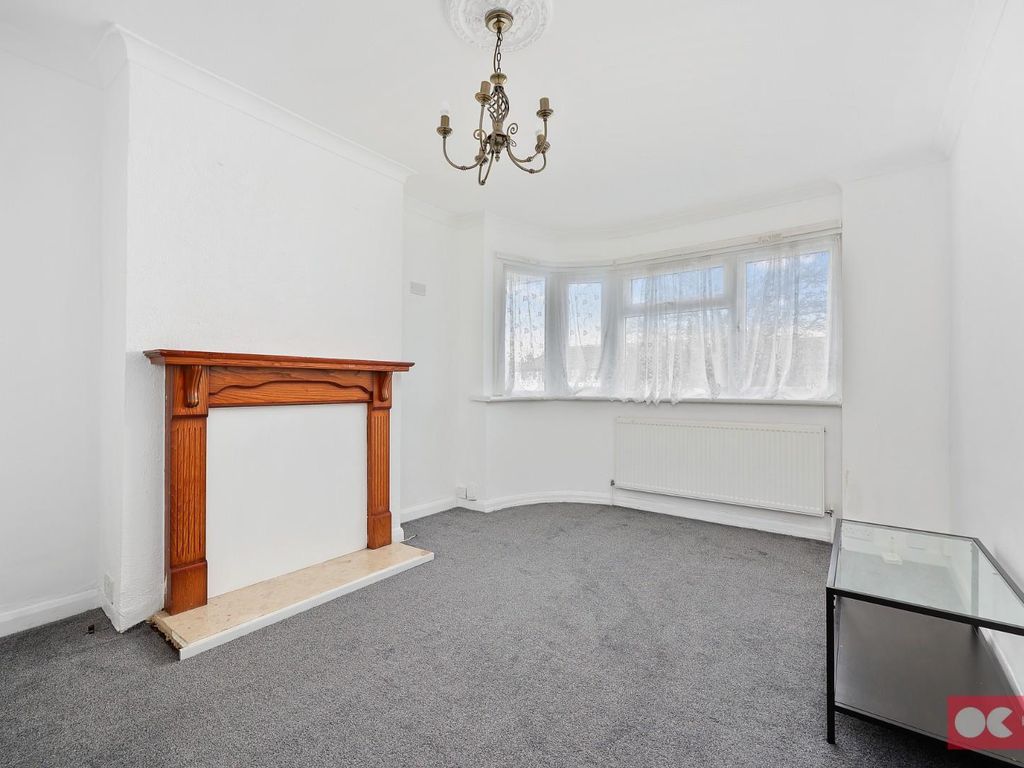 2 bed flat to rent in Fullwell Avenue, Ilford IG6 Zoopla
