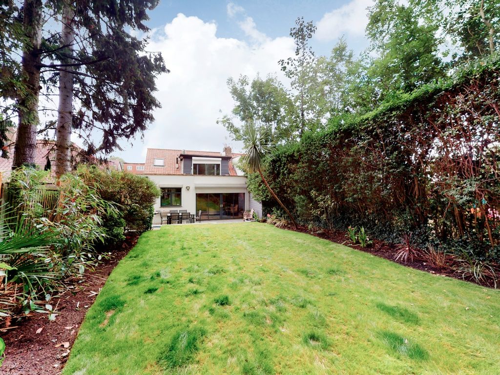 Robin Lane, Hendon NW4  