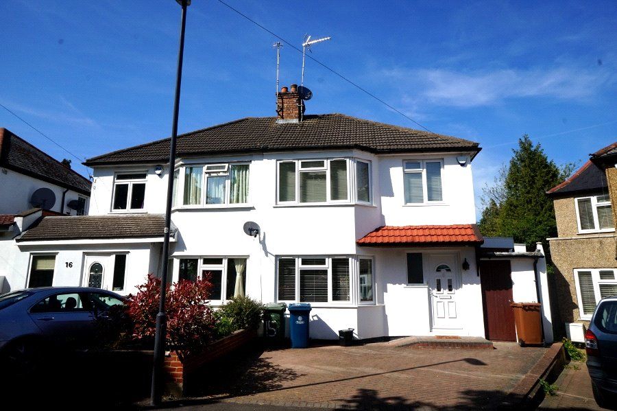 4 bed semidetached house to rent in Hooking Green, Harrow, Middlesex