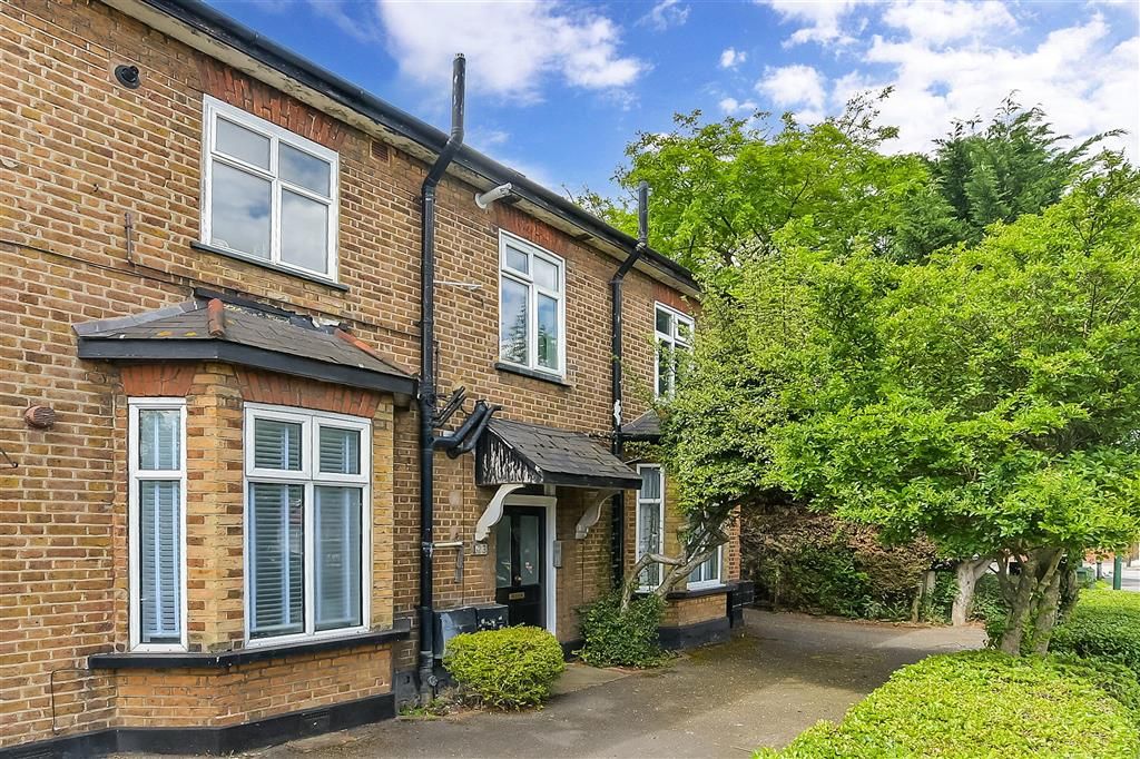 Studio for sale in Cheam Common Road, Worcester Park, Surrey KT4, £