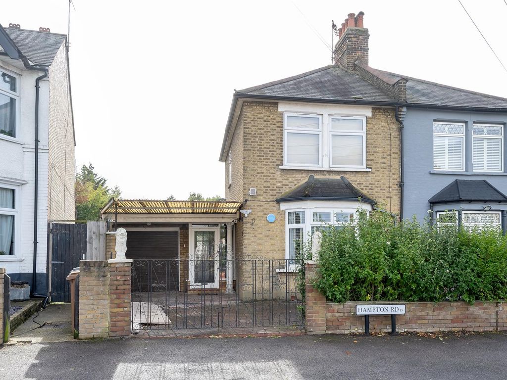 3 bed semidetached house for sale in Hampton Road, London E4, £625,000