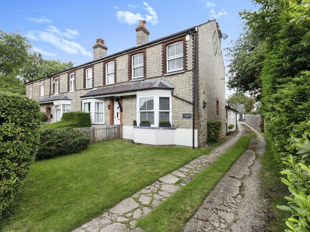 3 bed end terrace house for sale in Coronation Row, Reed, Royston SG8