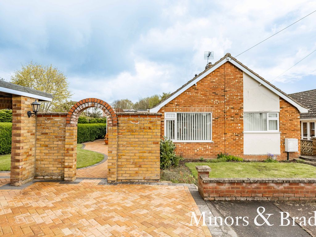 4 bed detached bungalow for sale in Hardesty Close, Poringland, Norwich