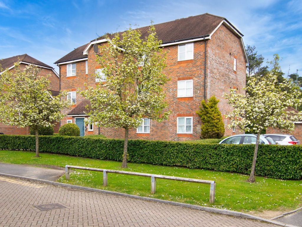 1 bed flat for sale in Royal Huts Avenue, Hindhead, Surrey GU26 Zoopla