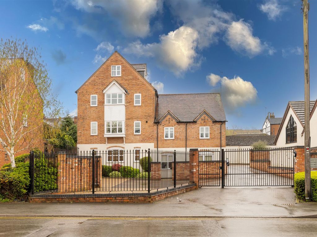 2 bed flat for sale in Malthouse Court, Albert Street, Warwick CV34, £