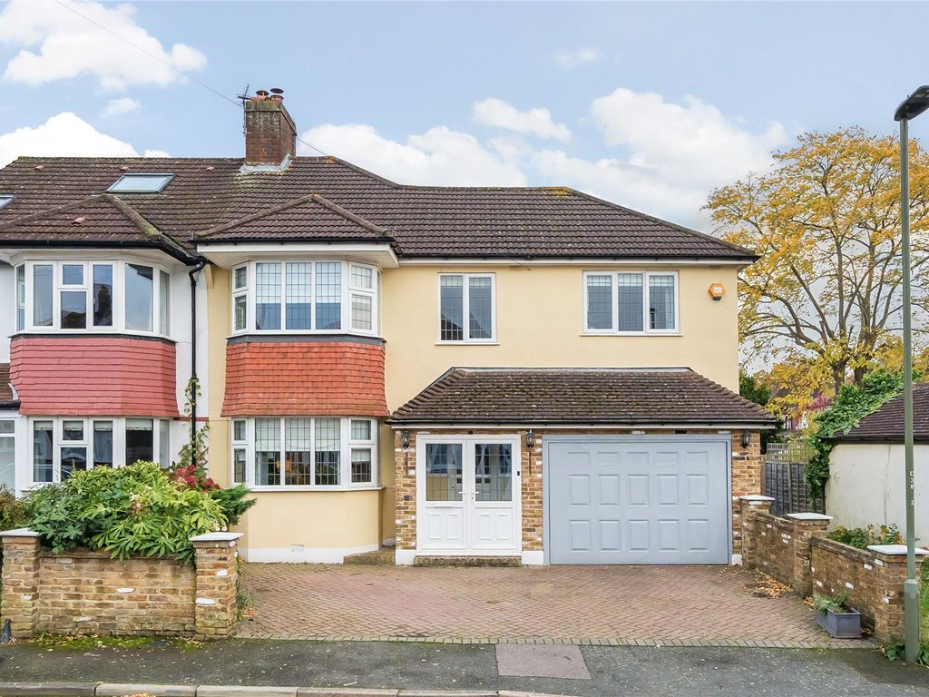 4 bed semidetached house for sale in Cunningham Close, West Wickham