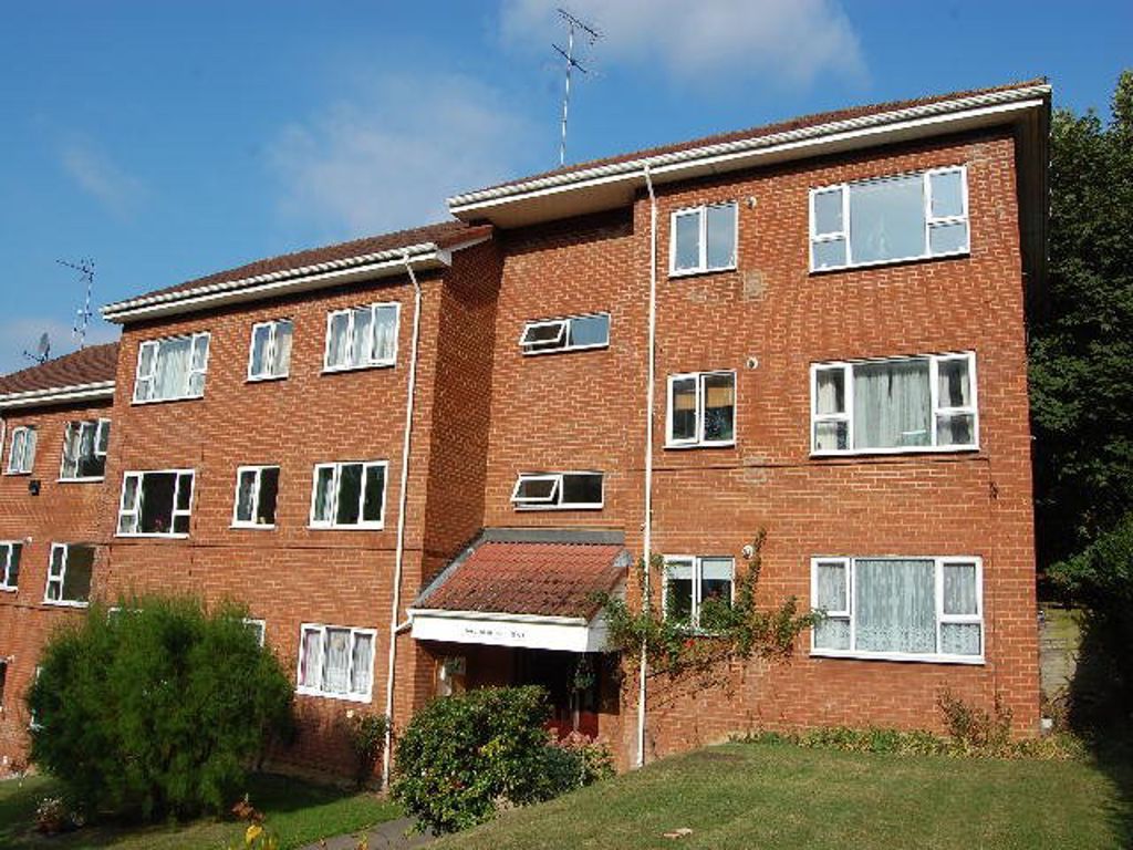 2 bed flat to rent in Hillside Road, Harpenden AL5, £1,200 pcm Zoopla