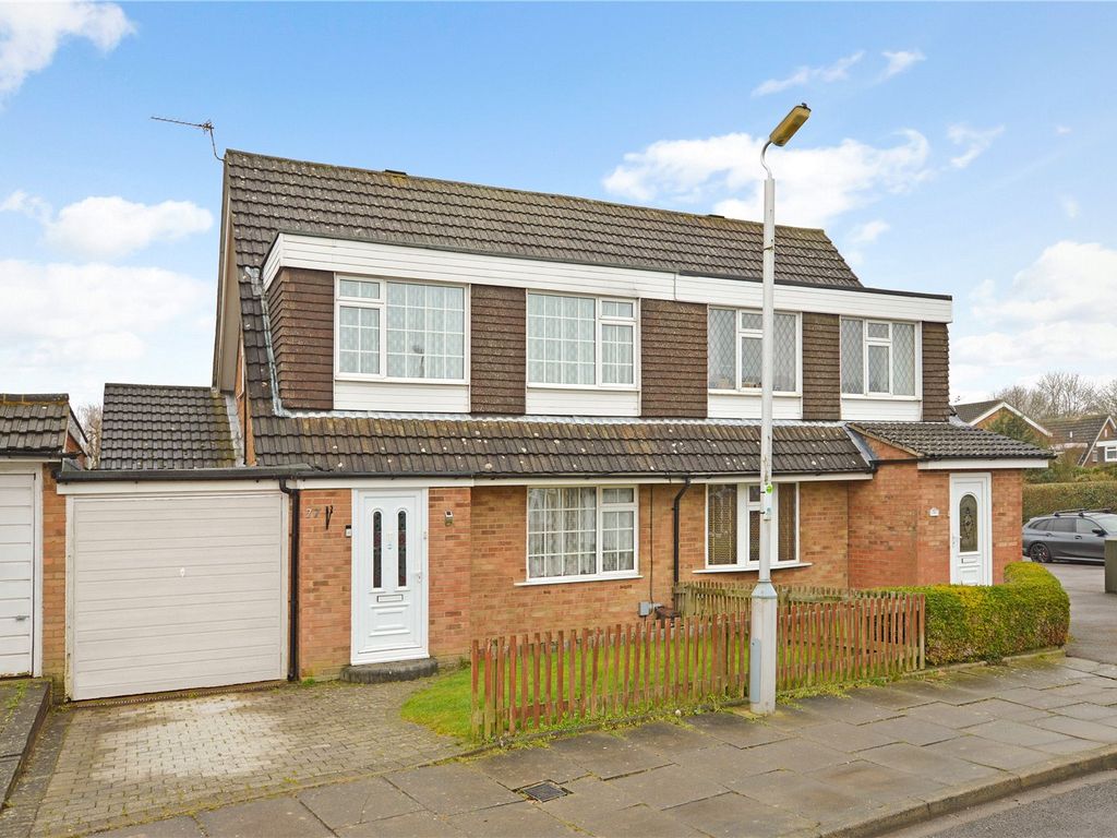 3 bed semidetached house for sale in Hillcroft, Dunstable LU6, £