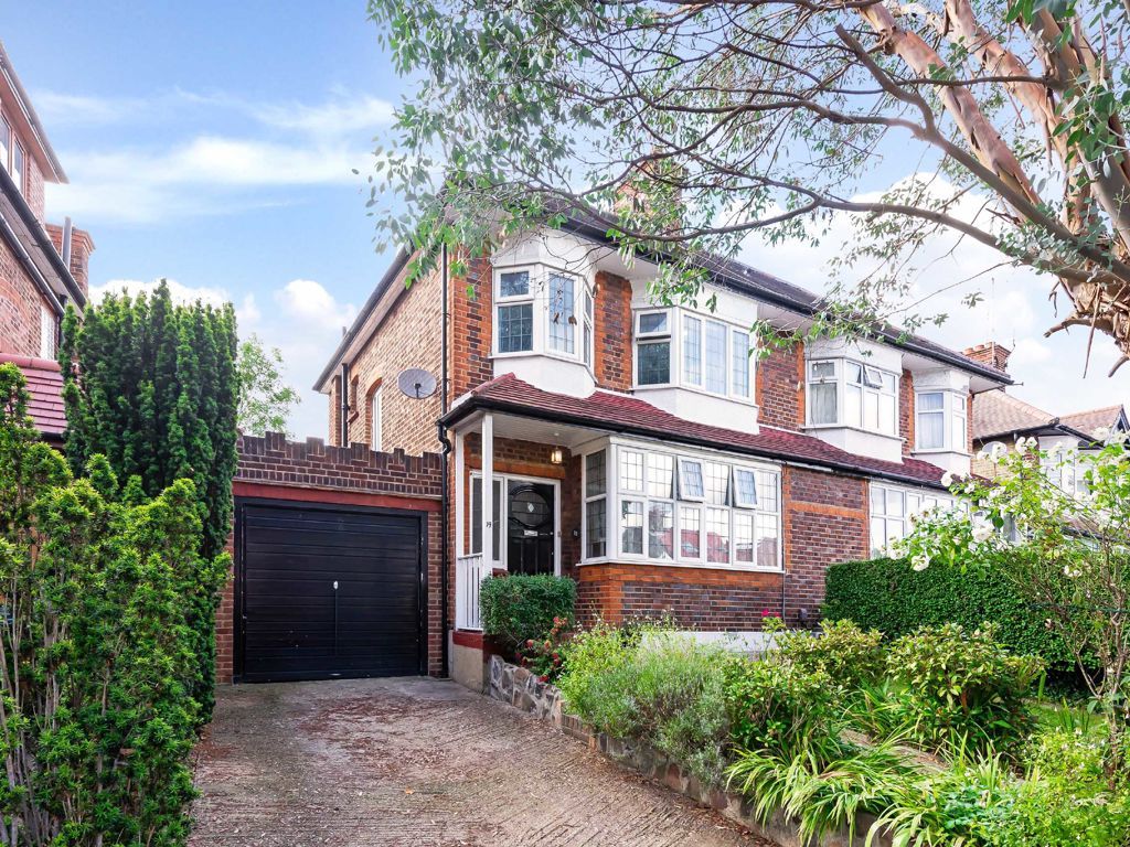 3 bed property for sale in Chanctonbury Way, London N12, £925,000 Zoopla