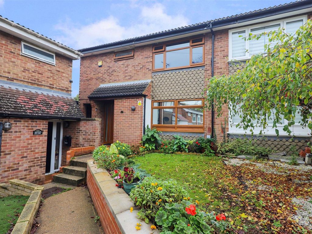 3 bed semidetached house for sale in Finians Close, North Hillingdon