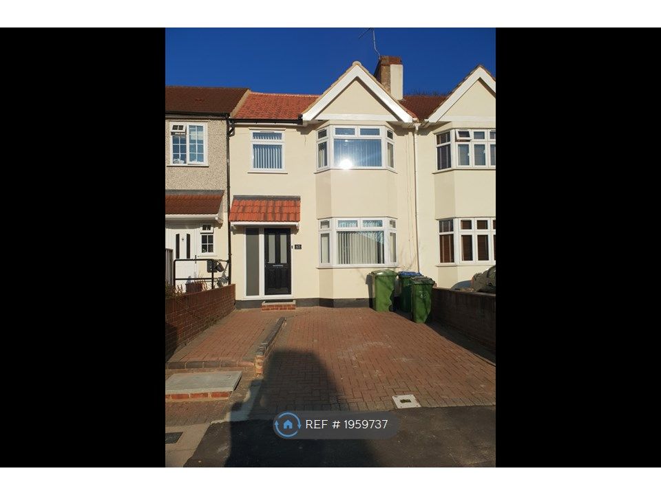 3 bed terraced house to rent in Rutherglen Road, London SE2, £1,950 pcm