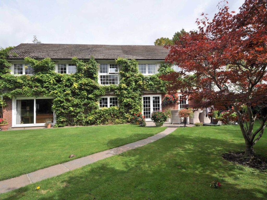 5 bed detached house to rent in St Pauls Cray Road, Chislehurst, Kent