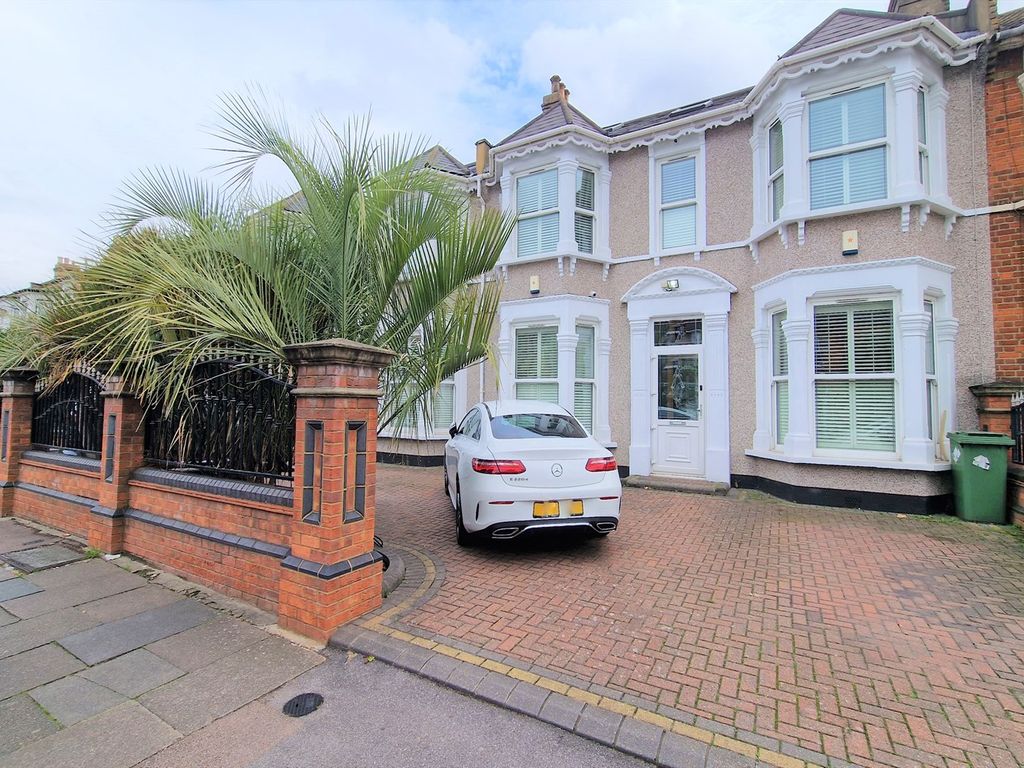 4 bed terraced house to rent in Norfolk Road, Seven Kings, Ilford IG3