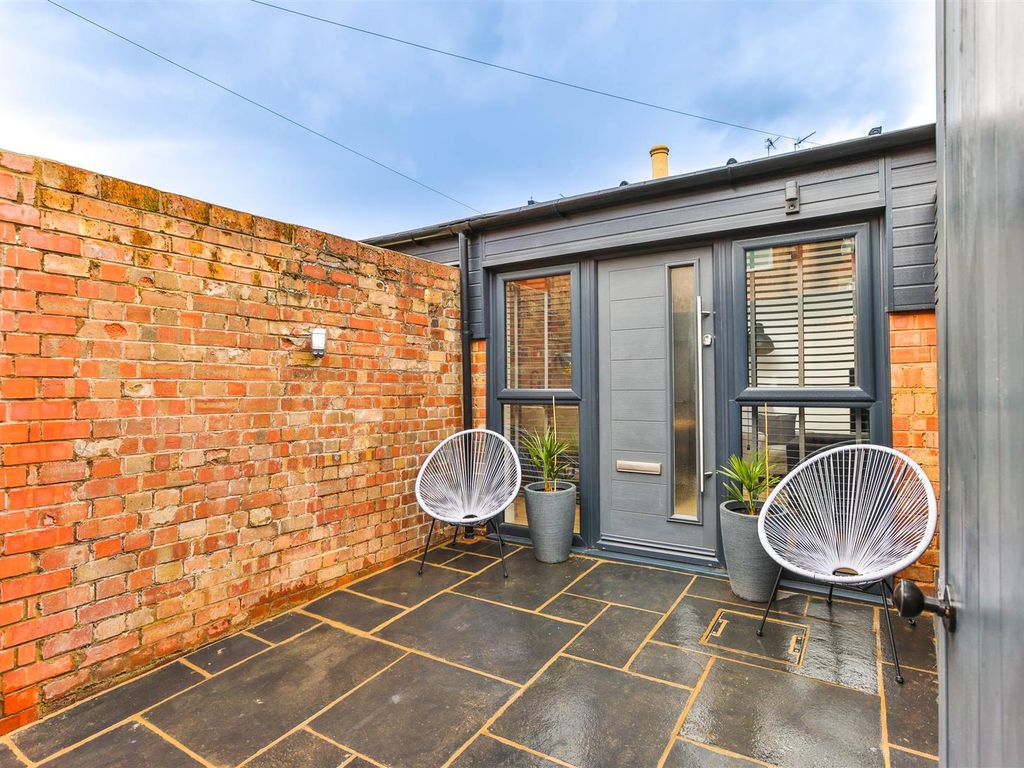 1 bed barn conversion for sale in Grafton Street, Kettering NN16 Zoopla