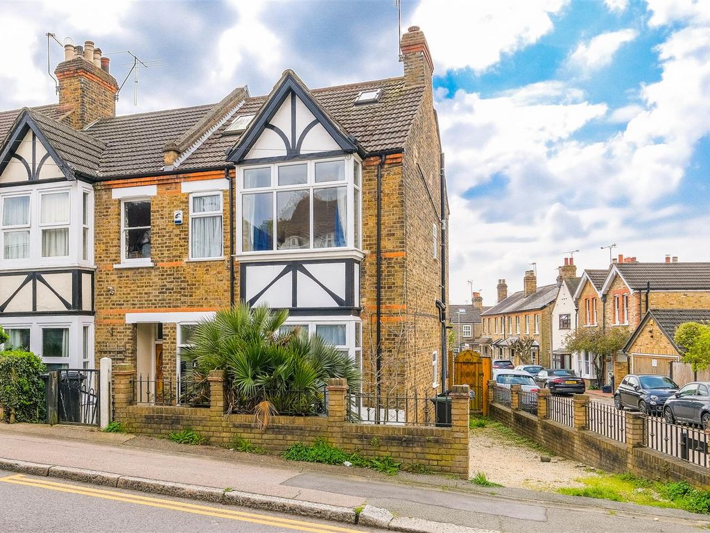 4 bed end terrace house for sale in Church Road, Buckhurst Hill IG9