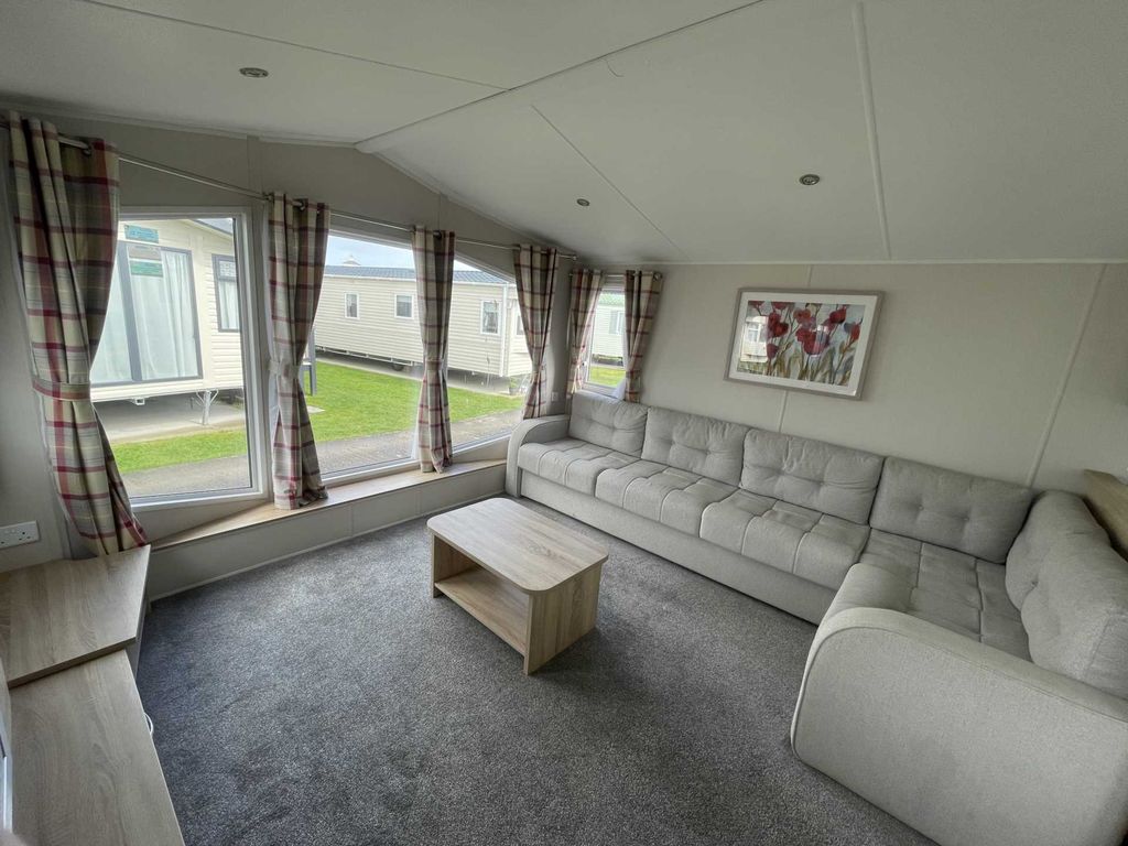 2 bed mobile/park home for sale in Victoria Road West, Prestatyn LL19