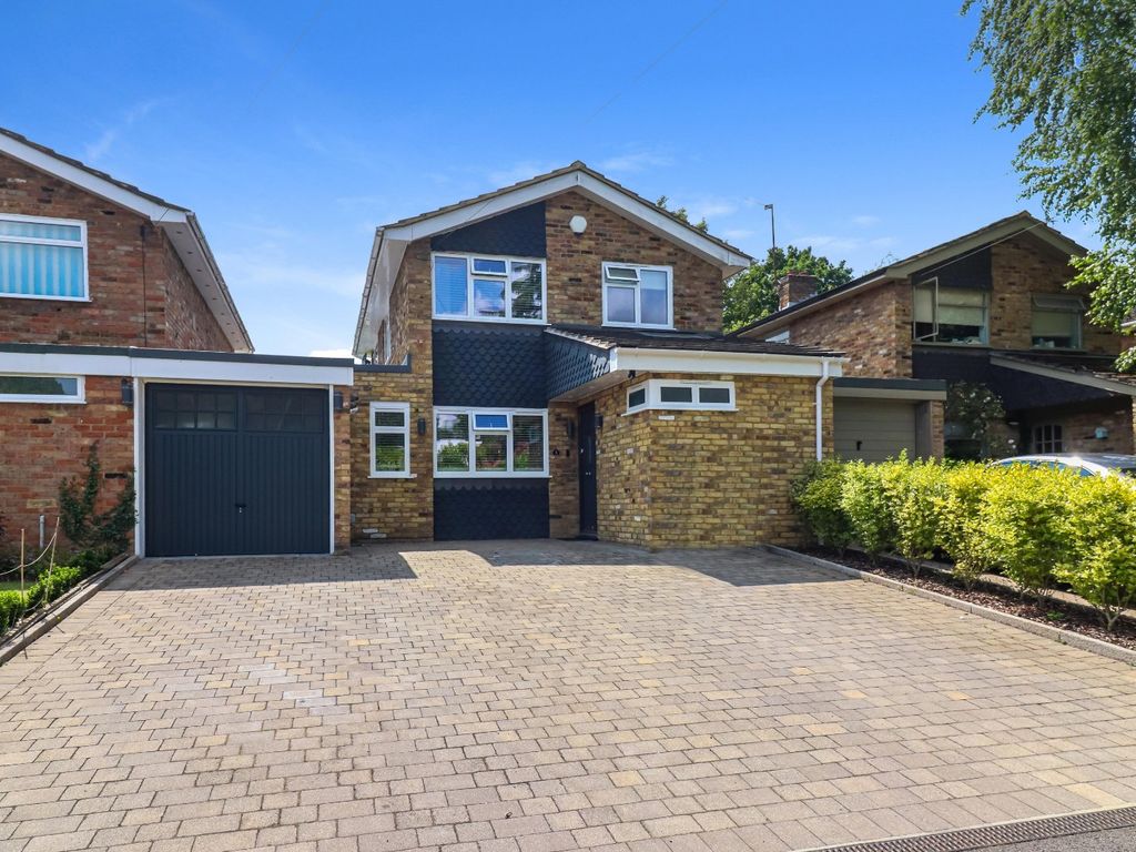 3 bed linkdetached house for sale in Grange Fields, Chalfont St. Peter