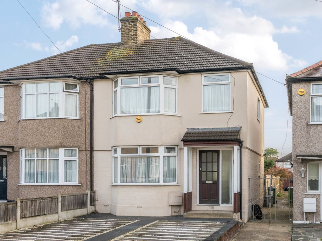 3 bed semidetached house for sale in Hayden Way, Romford RM5, £450,000