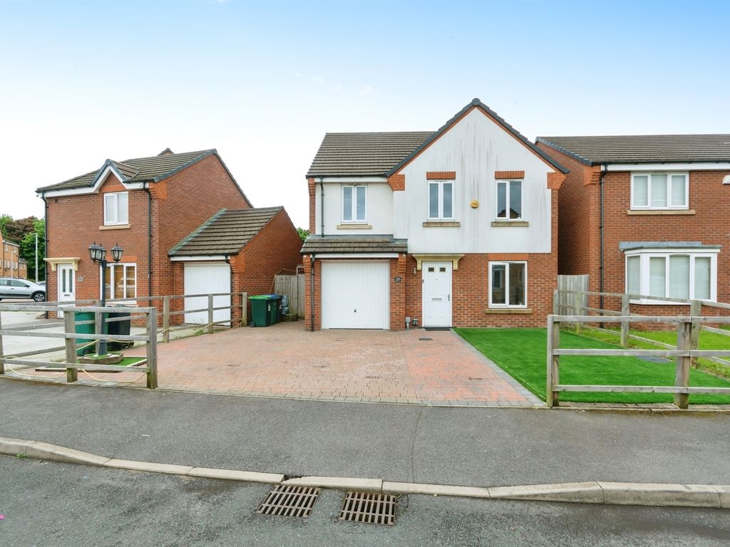 4 bed detached house for sale in Pel Crescent, Oldbury B68, £325,000