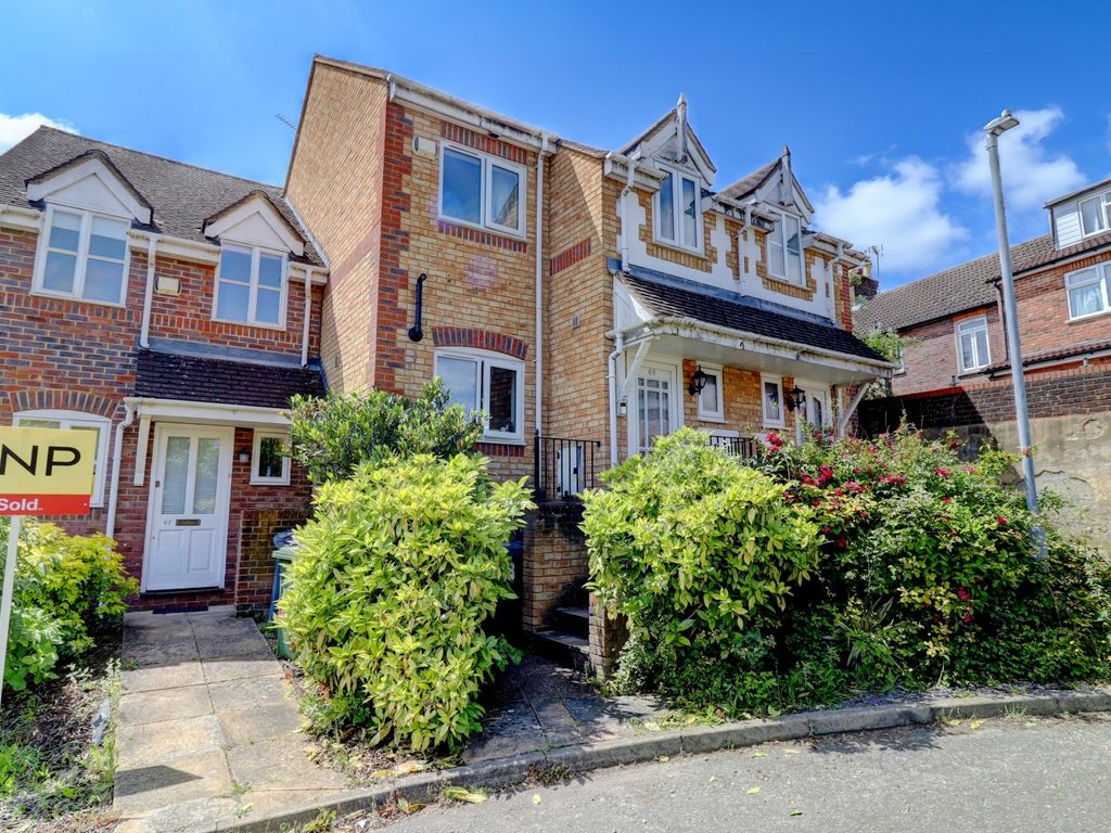 3 bed terraced house for sale in Wheelers Park, High HP13 Zoopla