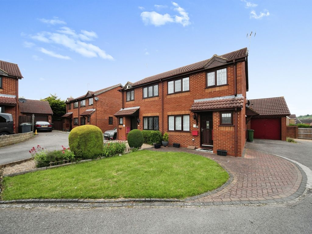 3 bed semidetached house for sale in Dexter Close, Luton LU3 Zoopla