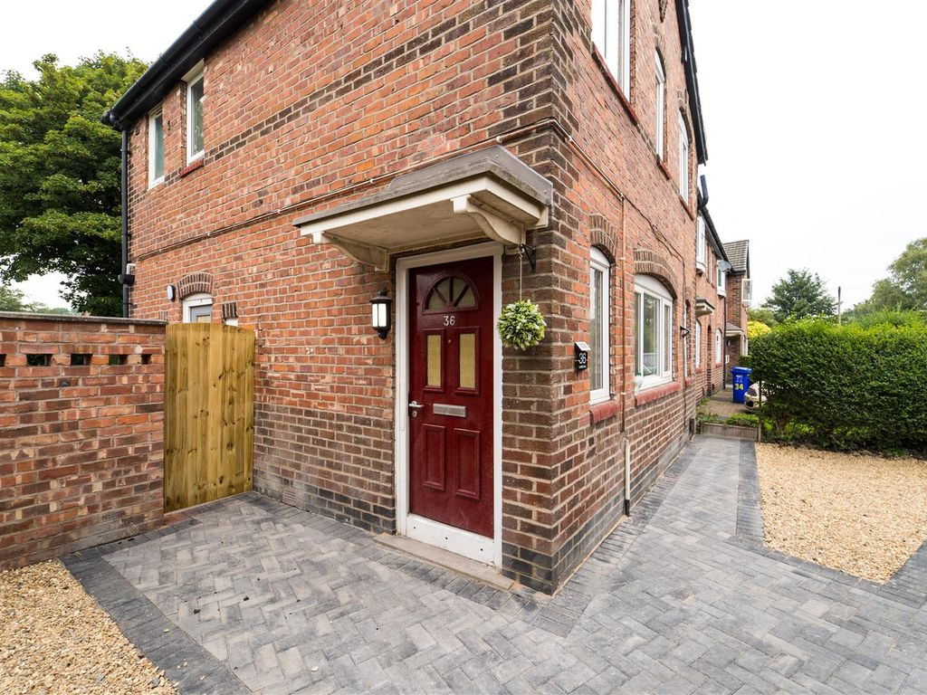 3 bed semidetached house to rent in Leafield Avenue, Burnage