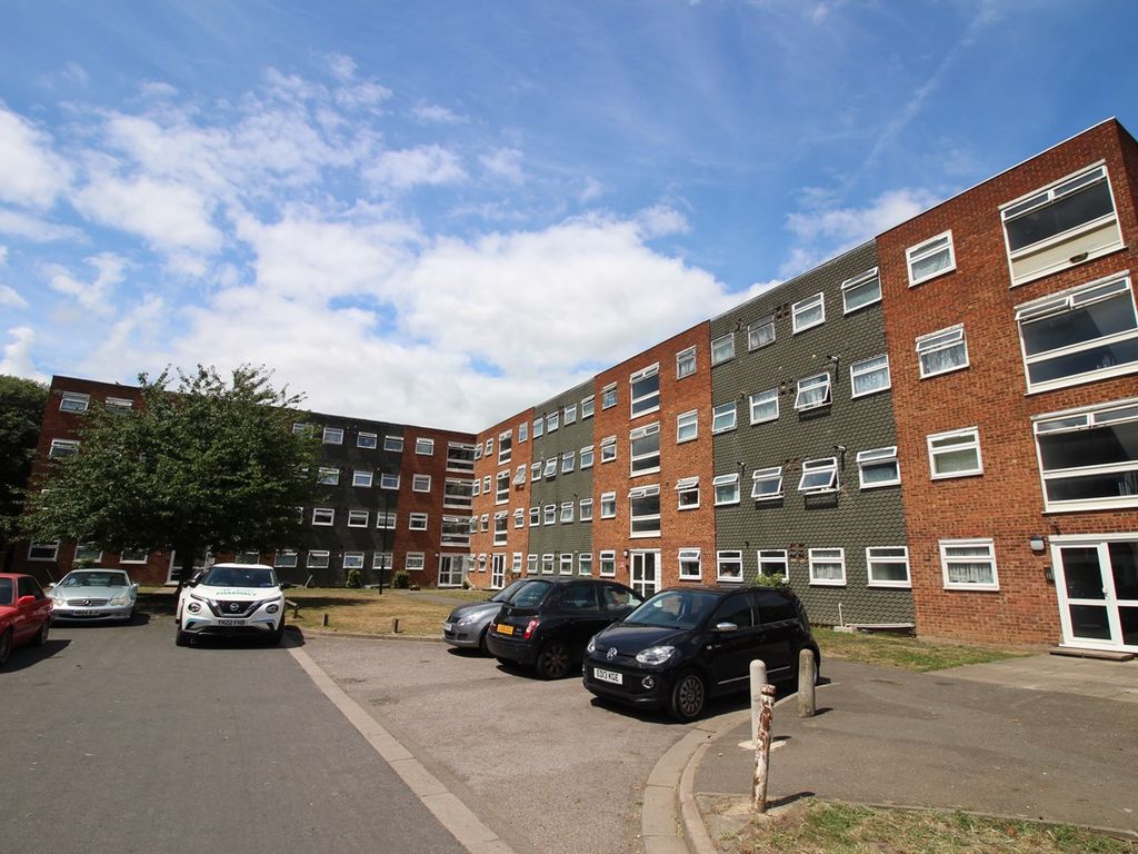 2 bed flat to rent in Memorial Close, Hounslow TW5, £1,600 pcm Zoopla