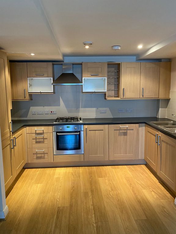 2 bed flat to rent in Bells Hill Green, Stoke Poges SL2, £1,650 pcm