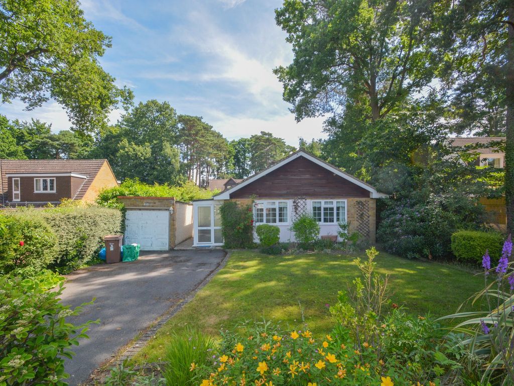 3 bed detached bungalow for sale in Pine Drive, Finchampstead RG40 Zoopla