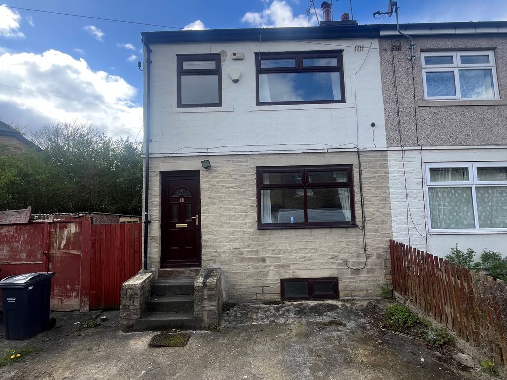 3 bed detached house to rent in 1 Bradley Street, Frizinghall, Bradford