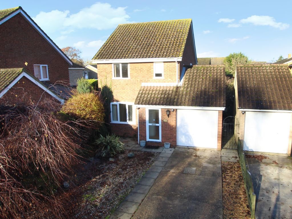 3 bed detached house for sale in Coopers Close, Sandy SG19, £325,000
