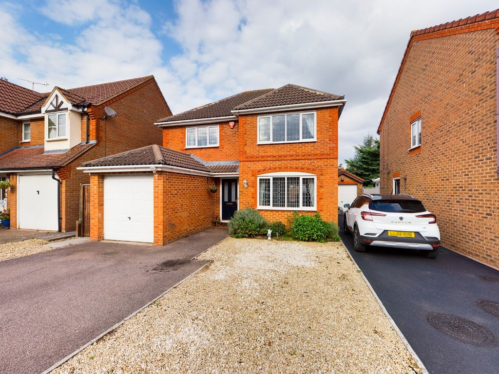 4 bed detached house for sale in Chapman Close, Oakwood Park, Aylesbury