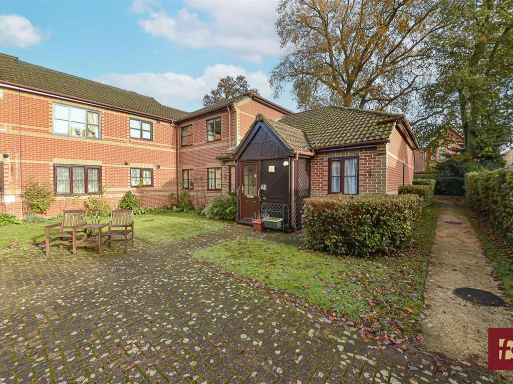 2 bed bungalow for sale in Copenhagen Walk, Crowthorne RG45, £250,000
